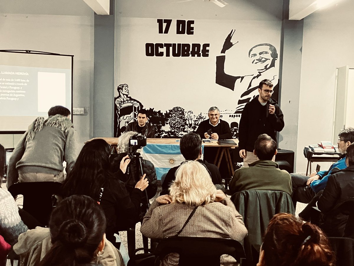 PJ_SantaFe's tweet photo. #Ahora 

🗣️Charla: 𝗗𝗘𝗦𝗔𝗙𝗜́𝗢𝗦 𝗦𝗢𝗕𝗘𝗥𝗔𝗡𝗢𝗦 𝗗𝗘 𝗟𝗔 𝗣𝗔𝗧𝗥𝗜𝗔 𝗛𝗘𝗥𝗜𝗗𝗔

🇦🇷Debates estratégicos para un nuevo proyecto nacional con @eduardotoniolli Dip Nac, @pablogarello_ JP Provincial y Luciano Orellano coordinador del foro por la recuperación del Paraná https://t.co/at5DWCpygB