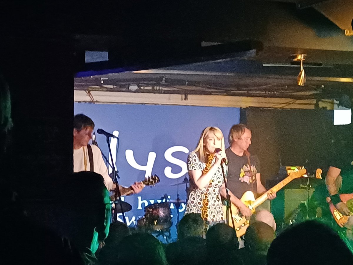 defgaze125's tweet photo. The semi-legendary #WeddingPresent return to a rainy Glasgow. Awesome show at #Room2 ably supported by #Melys. https://t.co/ucWlPnLeqb