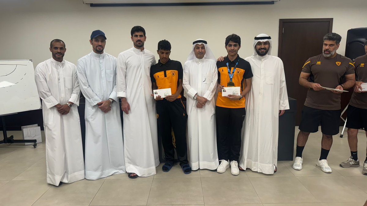 تم تكريم فريق الناشئين بمناسبة الفوز في مسابقة دوري تحت ١٩ سنة 
بحضور الشيخ فهد طلال الفهد 
السيد رفاعي الديحاني
الاسطور بدر المطوع
ونجوم فريق الاول 
كبتن خالد محمد ابراهيم
كبتن خالد الرشيدي 
كل الشكر و التقدير على حضوركم و تشجيعكم للفريق ماهي غريبة عليكم