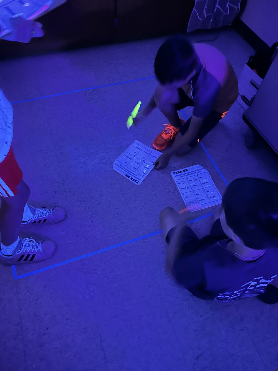 TuttlesClass's tweet image. GLOW DAY!!! This is always my favorite day of EOG review 🤩