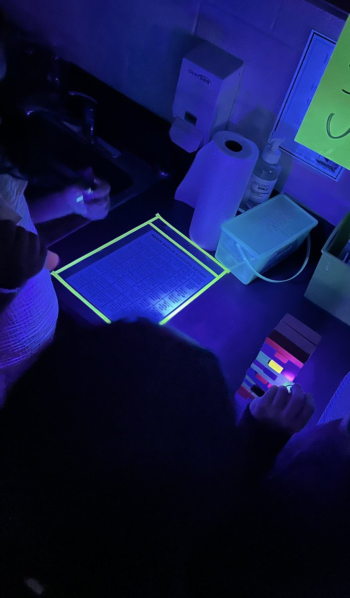 TuttlesClass's tweet image. GLOW DAY!!! This is always my favorite day of EOG review 🤩