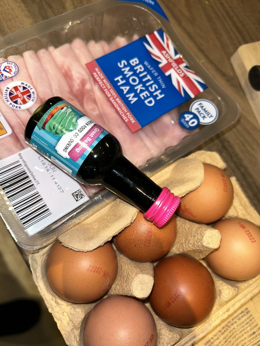 EgremontY3and4's tweet photo. Any ideas what Y4 are reading tomorrow ? #readingforpleasureweek #readandeat #eatandread #cantremberwhichwaywedecidedsoputboth @EgremontPrimary https://t.co/XVv6igFGq9
