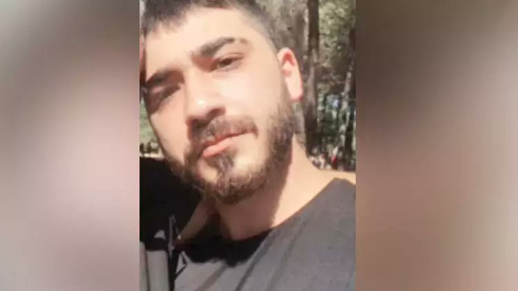 LokmnHokm's tweet photo. İŞTE SUÇ ÖRGÜTÜNÜN SUÇ DOSYASI

10 cinayetten sorumlu olan örgütün basında bilinen ilk cinayeti 21 Ekim 2021'de yaşandı. 

İstanbul Beyoğlu’nda Kubilay Berk Küçükaslan (24) beraberindeki Savaş Şentürk (30) ve Yılmaz Sarısoy (27), 22 Ekim 2021 günü bir uykulukçuya girerek yemek yedi. Yemek yedikten sonra dışarı çıktıkları sırada bir araç içerisinden kendilerine peş peşe ateş açıldı. Küçükaslan hayatını kaybederken 2 arkadaşı ve o sırada yoldan geçen 3 kişi yaralandı.