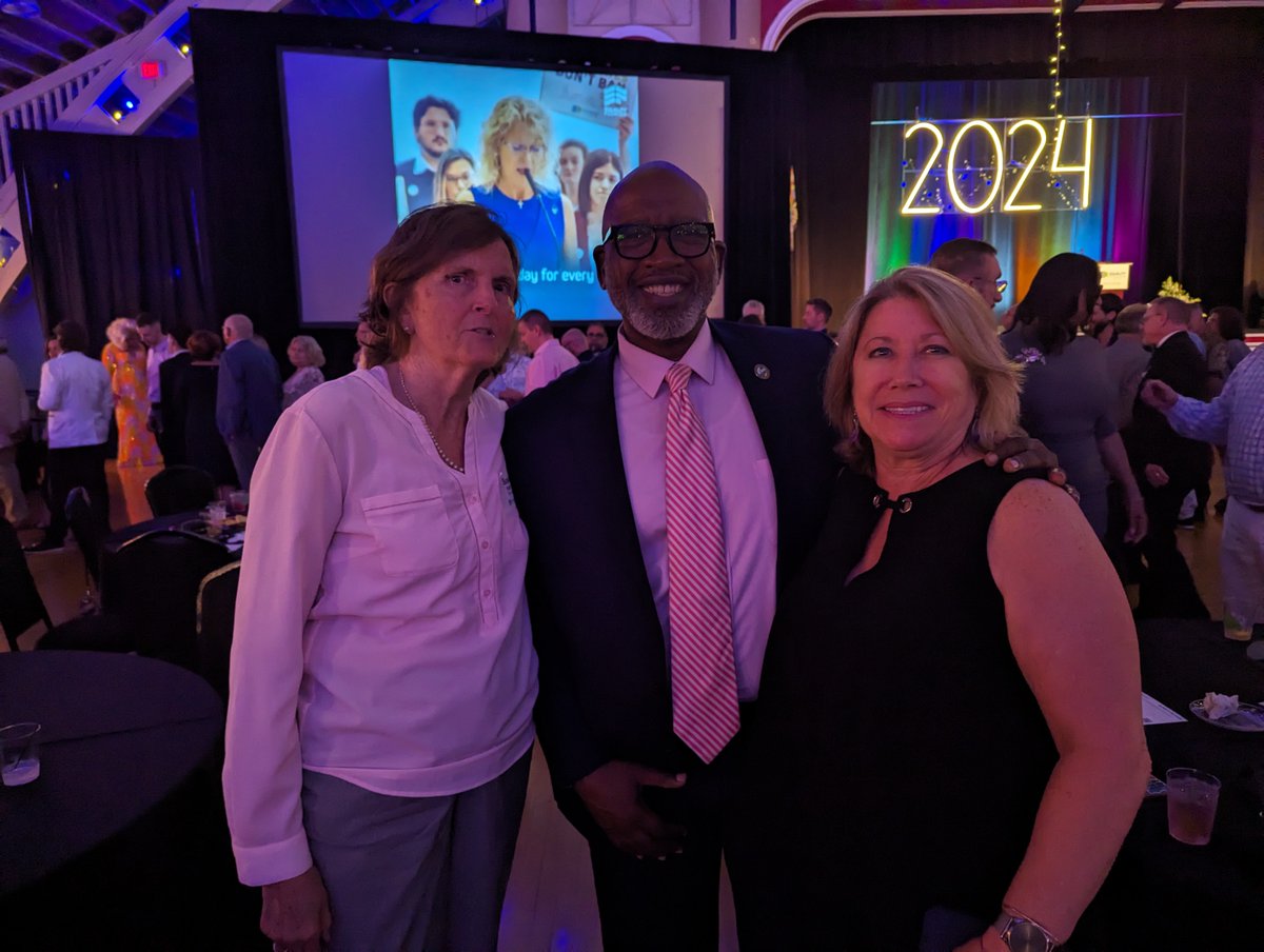 MayorKenWelch's tweet photo. Congratulations to @equalityfl for raising a record $1 million at its annual gala. I'm proud to stand with Equality Florida and amplify inclusivity in our city. #WeAreStPete #InclusiveProgress https://t.co/9HT4Rz0l0P