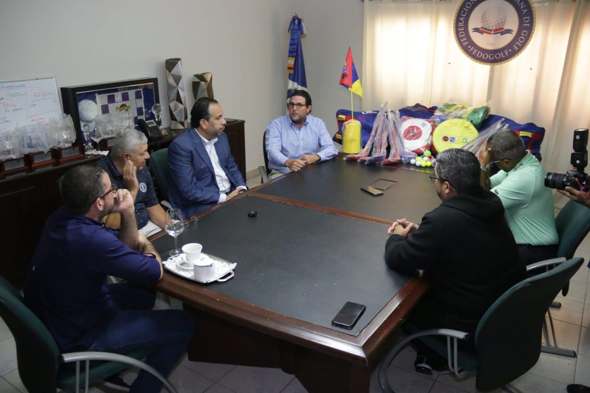 golfrd's tweet photo. 🏌️♂️ ¡Llega el programa "Golf Escolar"! INEFI y Fedogolf inician clínicas de golf en escuelas y colegios del Distrito Nacional. Fomentan el deporte desde la base, ofreciendo oportunidades para competir y conseguir becas. 🎓🌟 #GolfEscolar #INEFI #Fedogolf #DeporteEscolar https://t.co/OZi6RL0HBP
