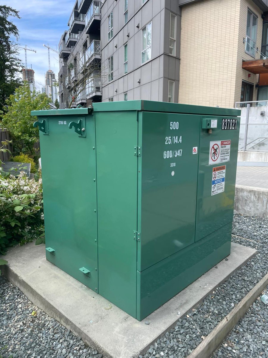 Shoutout to the dedicated volunteers of the #Greenteam who are making a difference in our community. They're diligently removing graffiti from the streets of @thecityofsurrey as part of our community enhancement program. Thank you for your hard work! 👏 #MakeADifference