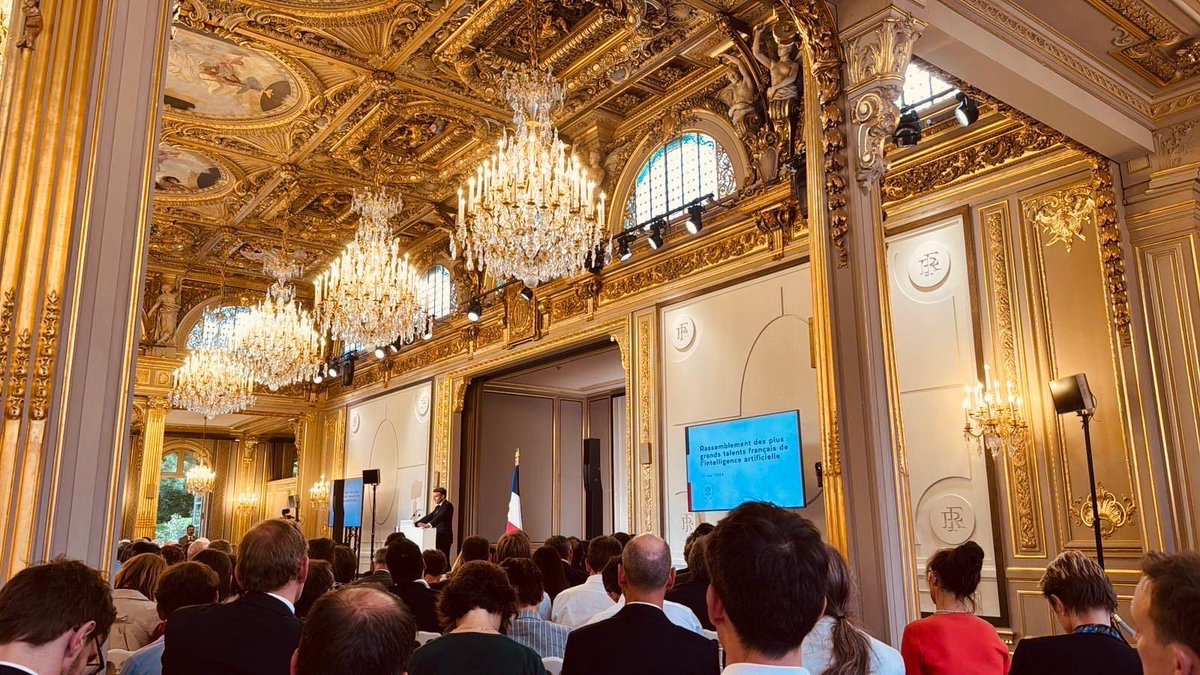 kbeguir's tweet photo. 🇫🇷 InstaDeep a eu l’honneur de participer au “Rassemblement des plus grands talents Français de l’intelligence artificielle” au Palais de l’Élysée 🏰 avec le Président @EmmanuelMacron et juste avant #vivatech  à Paris 

Avec plus de 150 employés de grand talent 🌟 @instadeepai est l’un des acteurs majeurs de l’IA à Paris et un contributeur enthousiaste au très dynamique💥 écosystème Français de l’IA, et ce n’est que le début!