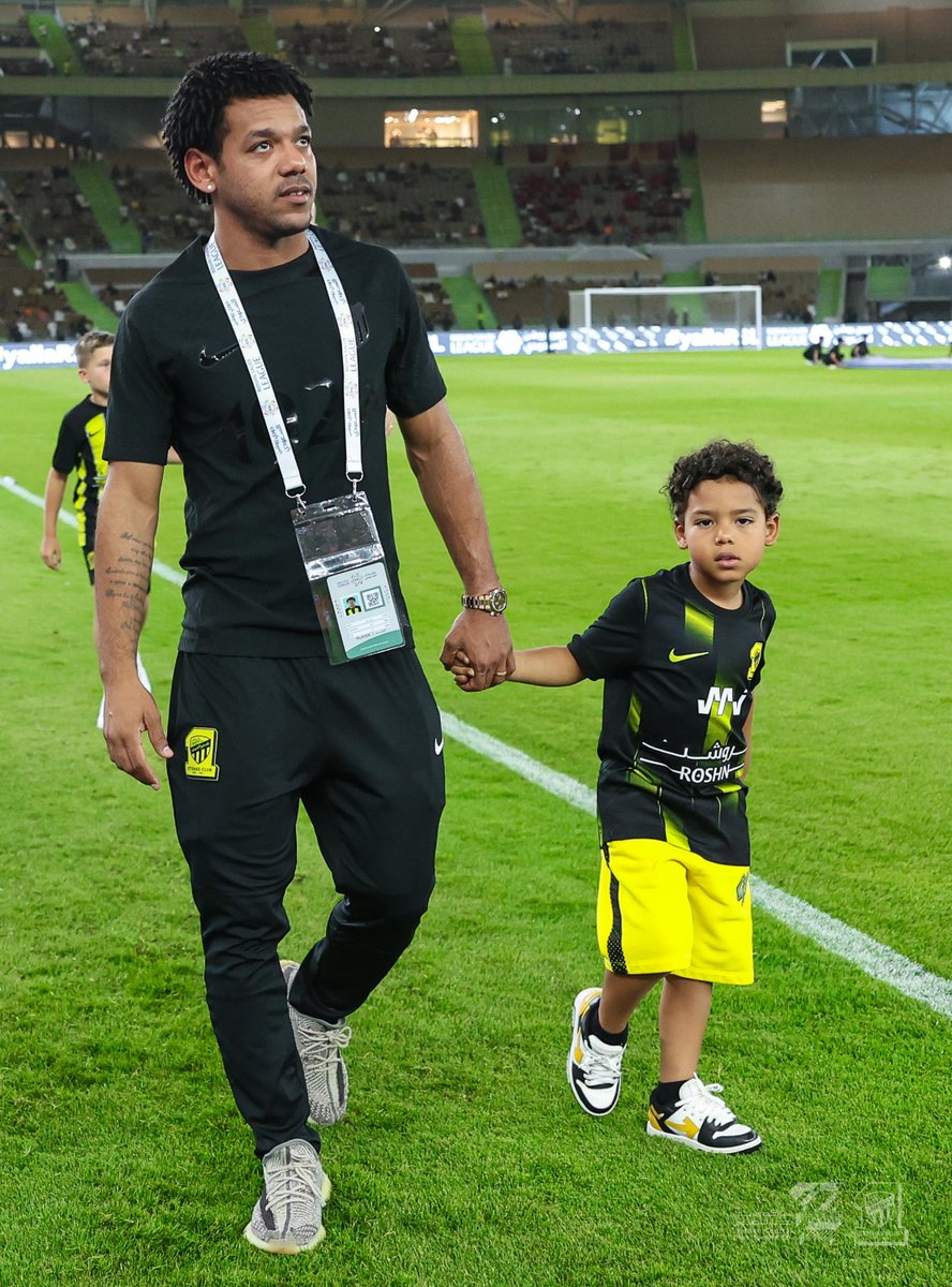 ittihad's tweet photo. 📸| من تكريم رومارينهو وغروهي 🖤💛
#ليلة_الوفاء 
#الاتحاد_ضمك https://t.co/a2N21fNnIE