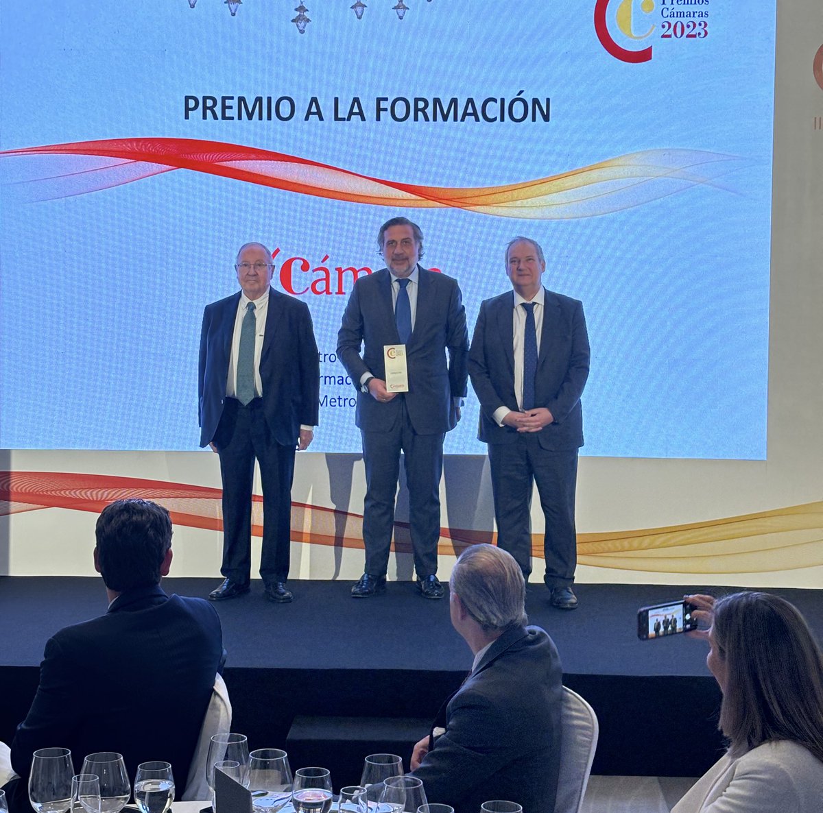 @CambraTarragona 👩‍🎓El premio a la #formación es para la @CamaradeMadrid por la iniciativa “Centro de excelencia en Formación Sanitaria Cámara de Madrid – Metrodora FP”. #PremiosCámaras