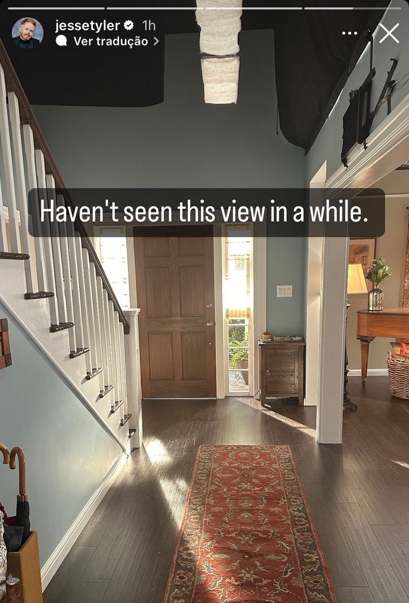 tracklist's tweet photo. REUNIÃO? Jesse Tyler, de "Modern Family", compartilhou um novo story no set da série: 

"Fazia um tempo que não via essa vista" https://t.co/kgJAnCODq3