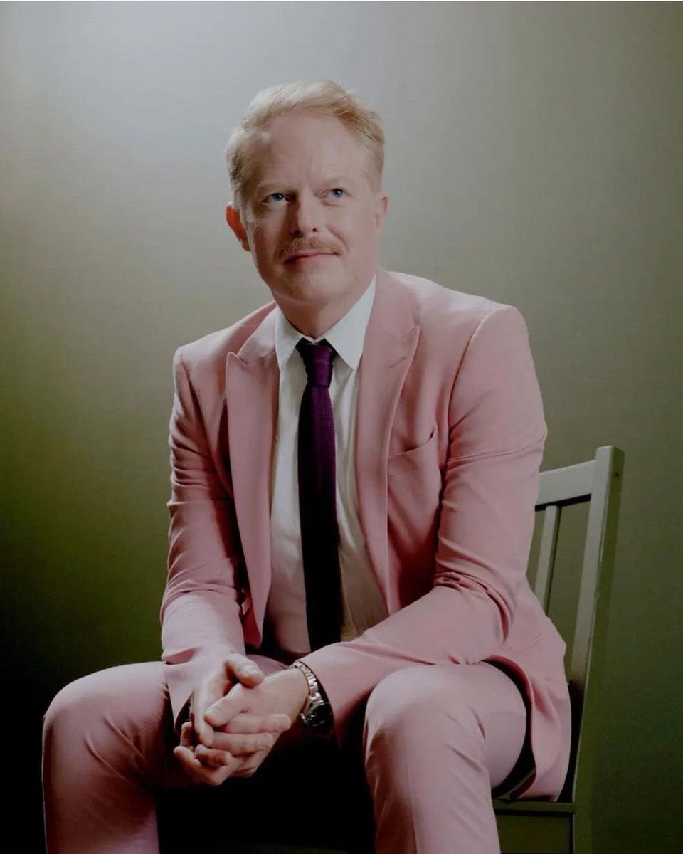 tracklist's tweet photo. REUNIÃO? Jesse Tyler, de "Modern Family", compartilhou um novo story no set da série: 

"Fazia um tempo que não via essa vista" https://t.co/kgJAnCODq3