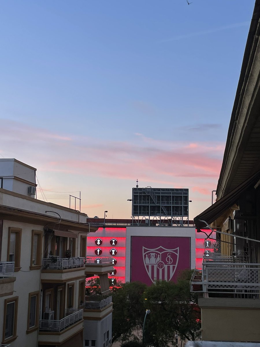 martagb_SFC's tweet photo. Salir a ver atardecer y ver el estadio iluminado 🤤💘 https://t.co/zsdfInxkKW