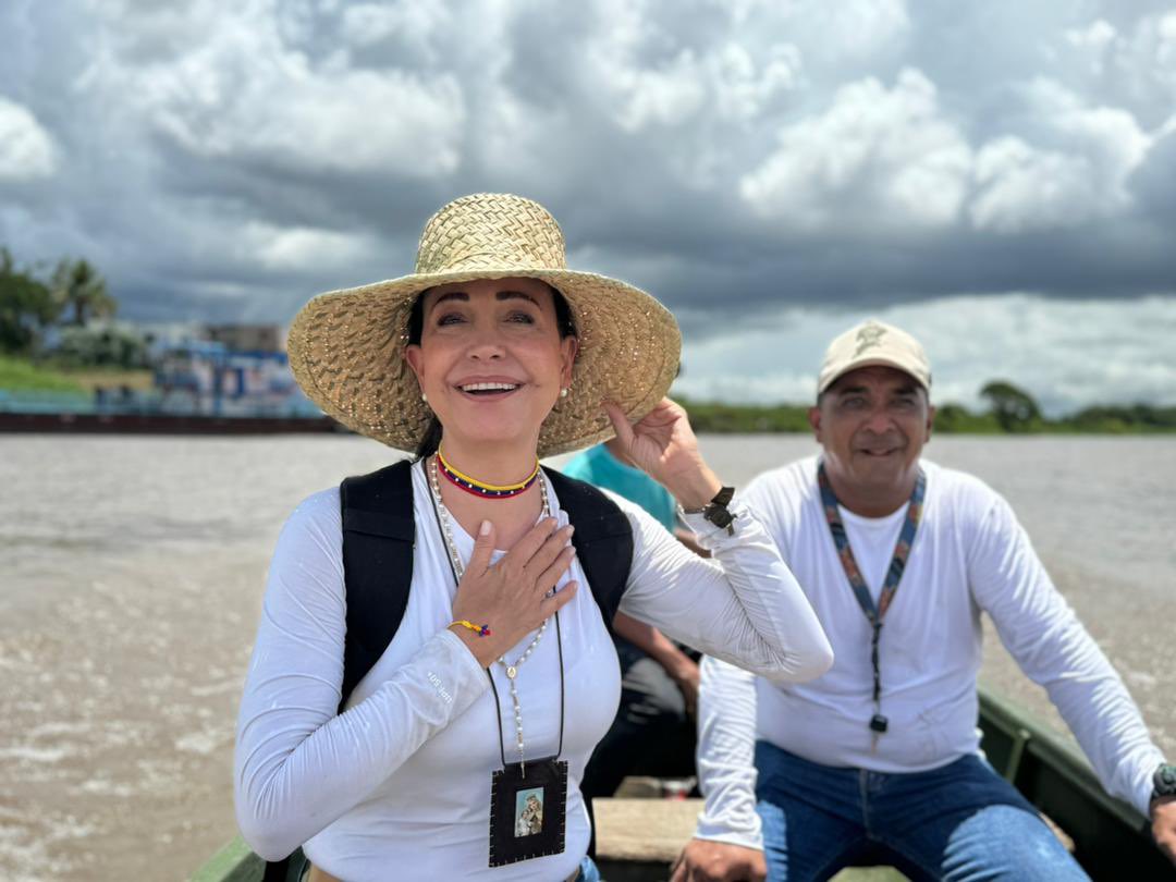 EmaFigueroaC's tweet photo. #ATENCIÓN: Ante el impedimento de pasar por la carretera a #Amazonas, María Corina nuevamente pasa por el río en canoa. https://t.co/rGW2MGV7by