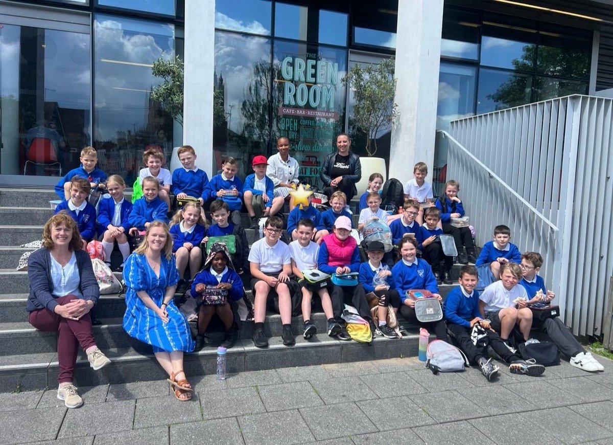 Year 4 had the most amazing time watching ‘The Boy at the Back of the Class’. They were blown away by the theatre and even got to meet one of the actors afterwards! 🌟 🎭