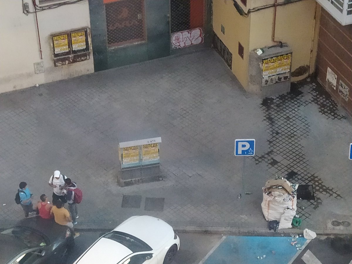 vecinosEliptica's tweet photo. La plaza etílica a pleno rendimiento @MADRID @Lineamadrid @AlmeidaPP_  litros de meadas, borracheras sin ningún control esto no es un barrio es una pocilga @policiademadrid @PsoeCarabanchel @MasMadrid @telemadrid https://t.co/D2DTXLqDuv