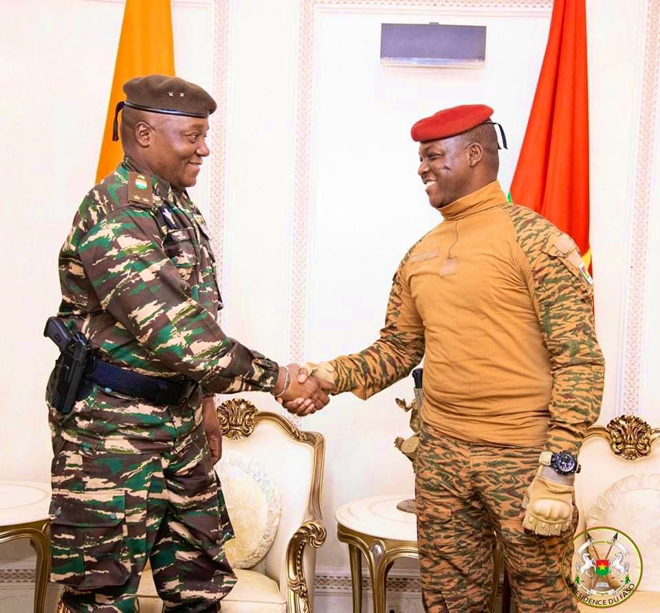 Au Niger, le Général Tiani a institué ce jour la médaille de la Souveraineté “Sarauniya Mangou” éponyme de la reine de Lougou, figure historique de la lutte anticoloniale, pour récompenser les personnes physiques ou morales 🇳🇪 s’étant particulièrement distinguées par leur