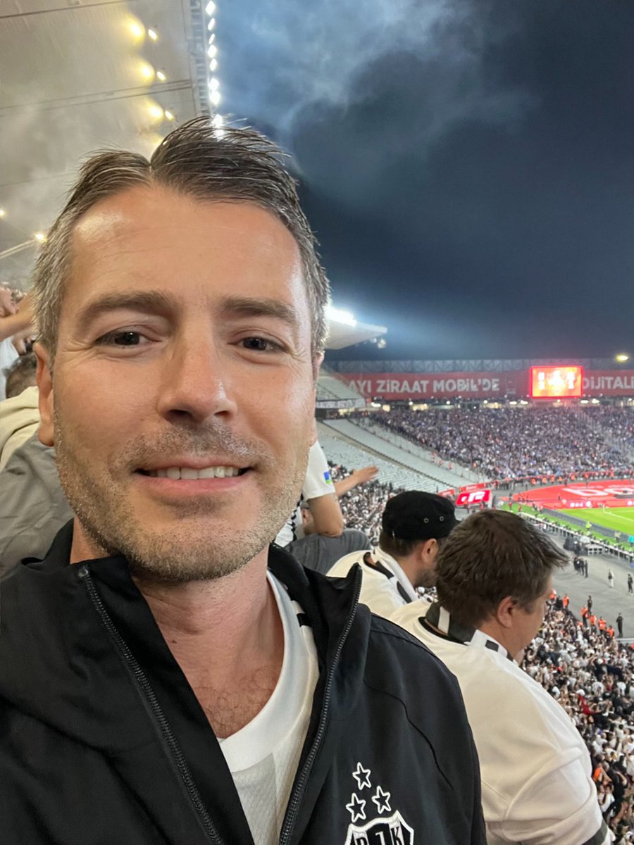 Eski bir Kızılderili atasözü der ki: “Bir stadda Beşiktaş kupa kaldırıyorsa, oradan 5 dakika önce uzun bacaklı bir İngiliz geçmiştir”