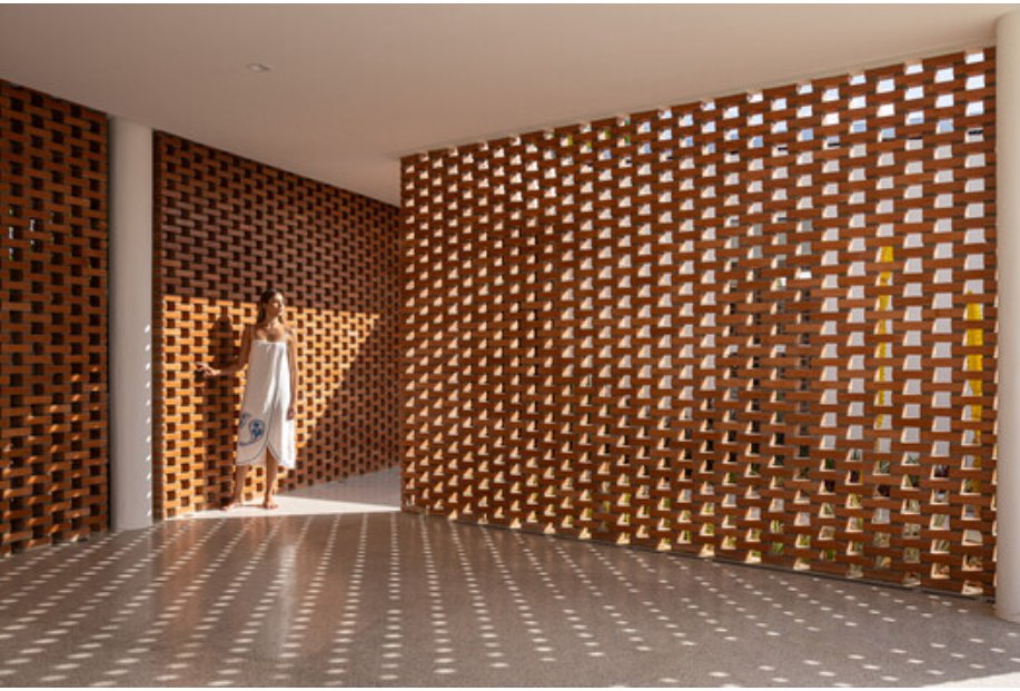 "The choice of brick in this project was a combination of aesthetic, functional and economic considerations that aligned perfectly with the clients' vision and needs."
archdaily.com/1016729/explor…