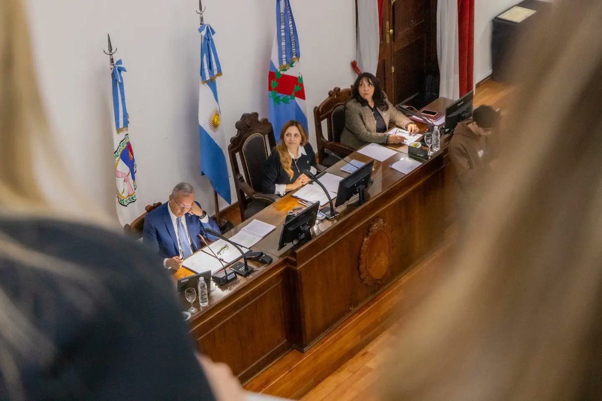 TeresitaMadera's tweet photo. En la 8° Sesión Ordinaria, diputadas y diputados del Bloque Justicialista repudiaron el cierre de 22 sucursales del Correo Argentino, afectando a trabajadoras y trabajadores del interior riojano; un repudio que tiene mi acompañamiento y mi solidaridad con las familias afectadas. 

Asimismo, se aprobó la creación del Parque Lineal Las Talas, un espacio recreativo, cultural y educativo, que busca preservar la biodiversidad. 

En lo personal, me alegra la aprobación de la Ley que permite la Creación del Colegio de Profesionales de Ciencias Biológicas, un proyecto en el que trabaje en mi mandato como diputada provincial.

🙌 "Contra el Olvido: Historias de Resistencia"

Estuvieron presentes en el Recinto los hacedores de esta Serie Documental, quienes recibieron la Declaración de Interés presentada por la diputada Lourdes Ortiz, motivada por la importancia del contenido, su aporte a mantener viva la memoria y la verdad; como así también por el gran trabajo realizado desde la plataforma Late Play, fortaleciendo los medios públicos.