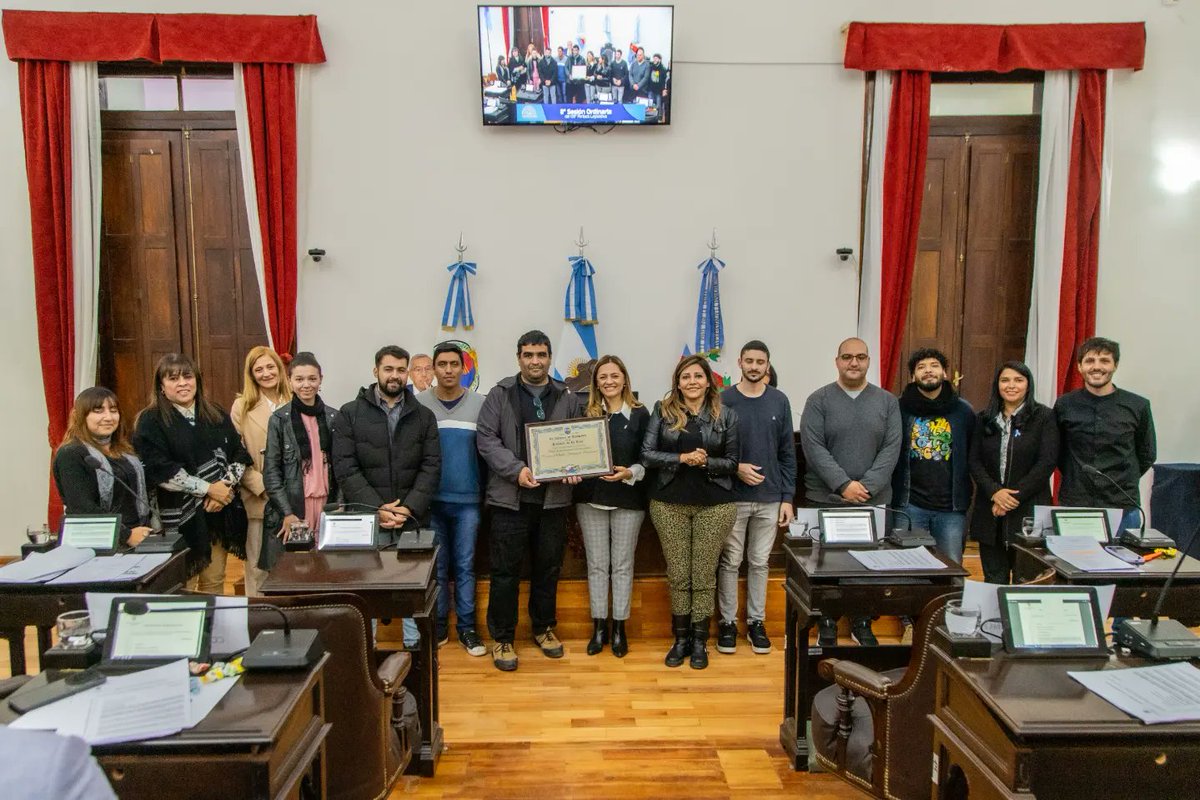TeresitaMadera's tweet photo. En la 8° Sesión Ordinaria, diputadas y diputados del Bloque Justicialista repudiaron el cierre de 22 sucursales del Correo Argentino, afectando a trabajadoras y trabajadores del interior riojano; un repudio que tiene mi acompañamiento y mi solidaridad con las familias afectadas. 

Asimismo, se aprobó la creación del Parque Lineal Las Talas, un espacio recreativo, cultural y educativo, que busca preservar la biodiversidad. 

En lo personal, me alegra la aprobación de la Ley que permite la Creación del Colegio de Profesionales de Ciencias Biológicas, un proyecto en el que trabaje en mi mandato como diputada provincial.

🙌 "Contra el Olvido: Historias de Resistencia"

Estuvieron presentes en el Recinto los hacedores de esta Serie Documental, quienes recibieron la Declaración de Interés presentada por la diputada Lourdes Ortiz, motivada por la importancia del contenido, su aporte a mantener viva la memoria y la verdad; como así también por el gran trabajo realizado desde la plataforma Late Play, fortaleciendo los medios públicos.