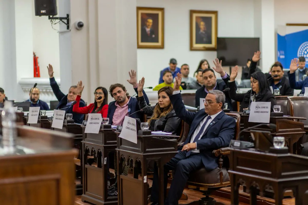 TeresitaMadera's tweet photo. En la 8° Sesión Ordinaria, diputadas y diputados del Bloque Justicialista repudiaron el cierre de 22 sucursales del Correo Argentino, afectando a trabajadoras y trabajadores del interior riojano; un repudio que tiene mi acompañamiento y mi solidaridad con las familias afectadas. 

Asimismo, se aprobó la creación del Parque Lineal Las Talas, un espacio recreativo, cultural y educativo, que busca preservar la biodiversidad. 

En lo personal, me alegra la aprobación de la Ley que permite la Creación del Colegio de Profesionales de Ciencias Biológicas, un proyecto en el que trabaje en mi mandato como diputada provincial.

🙌 "Contra el Olvido: Historias de Resistencia"

Estuvieron presentes en el Recinto los hacedores de esta Serie Documental, quienes recibieron la Declaración de Interés presentada por la diputada Lourdes Ortiz, motivada por la importancia del contenido, su aporte a mantener viva la memoria y la verdad; como así también por el gran trabajo realizado desde la plataforma Late Play, fortaleciendo los medios públicos.