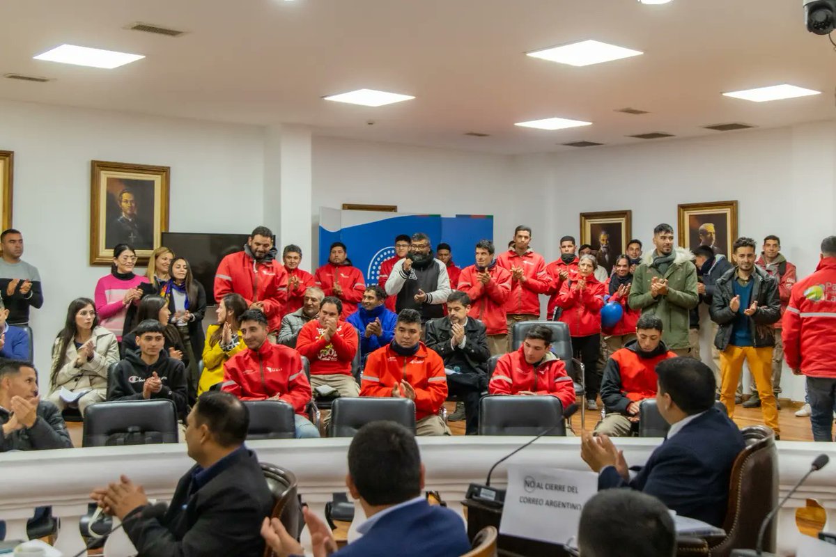 TeresitaMadera's tweet photo. En la 8° Sesión Ordinaria, diputadas y diputados del Bloque Justicialista repudiaron el cierre de 22 sucursales del Correo Argentino, afectando a trabajadoras y trabajadores del interior riojano; un repudio que tiene mi acompañamiento y mi solidaridad con las familias afectadas. 

Asimismo, se aprobó la creación del Parque Lineal Las Talas, un espacio recreativo, cultural y educativo, que busca preservar la biodiversidad. 

En lo personal, me alegra la aprobación de la Ley que permite la Creación del Colegio de Profesionales de Ciencias Biológicas, un proyecto en el que trabaje en mi mandato como diputada provincial.

🙌 "Contra el Olvido: Historias de Resistencia"

Estuvieron presentes en el Recinto los hacedores de esta Serie Documental, quienes recibieron la Declaración de Interés presentada por la diputada Lourdes Ortiz, motivada por la importancia del contenido, su aporte a mantener viva la memoria y la verdad; como así también por el gran trabajo realizado desde la plataforma Late Play, fortaleciendo los medios públicos.