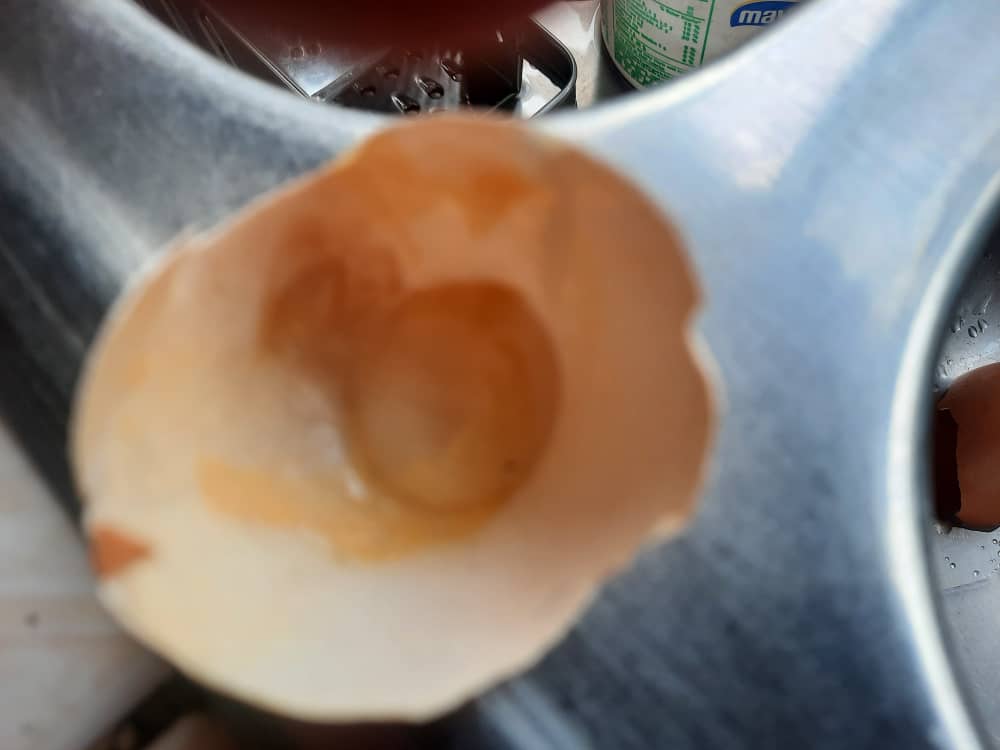 YPensionados's tweet photo. @rvaraguayan @EdisonB25 @elsemanero @Descarrilado3 
Estos son los huevos podridos entregados en el Clap en Metro de Caracas. Quien vigila, fiscaliza y controla los productos que se entregan a los trabajadores, jubilados y pensionados, que valen más muertos que vivos, sin HCM. https://t.co/IO11nbR4rg