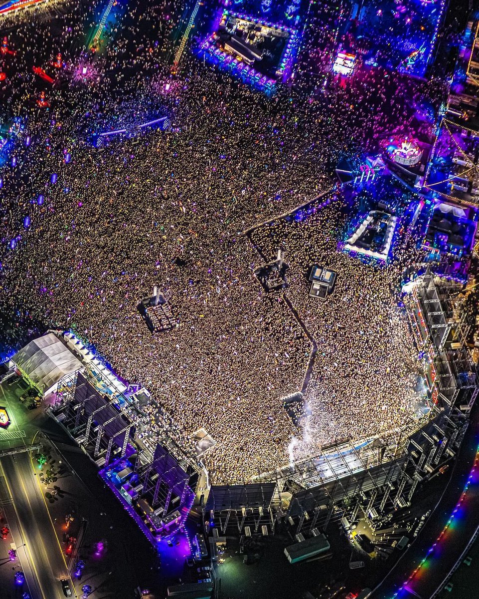 InfoGarrix's tweet photo. This is insane🔥 
Martin Garrix at @EDC_LasVegas https://t.co/bKYP6bCTqe