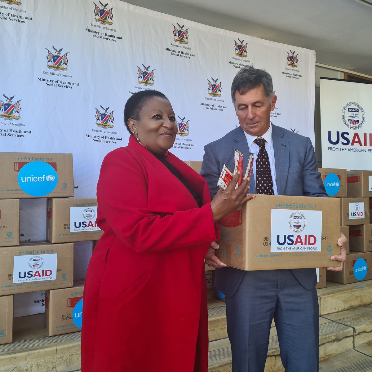 UnicefNamibia's tweet photo. Today @USAID handed over 14 tons of ready-to-use therapeutic food #RUTF to @MhssNamibia. The #RUFT was
procured with funding from @USAID using @UNICEF
procument mechanism Over 1000 children suffering from severe #malnutrition will benefit from this life-saving assistance https://t.co/BuysbnUgit