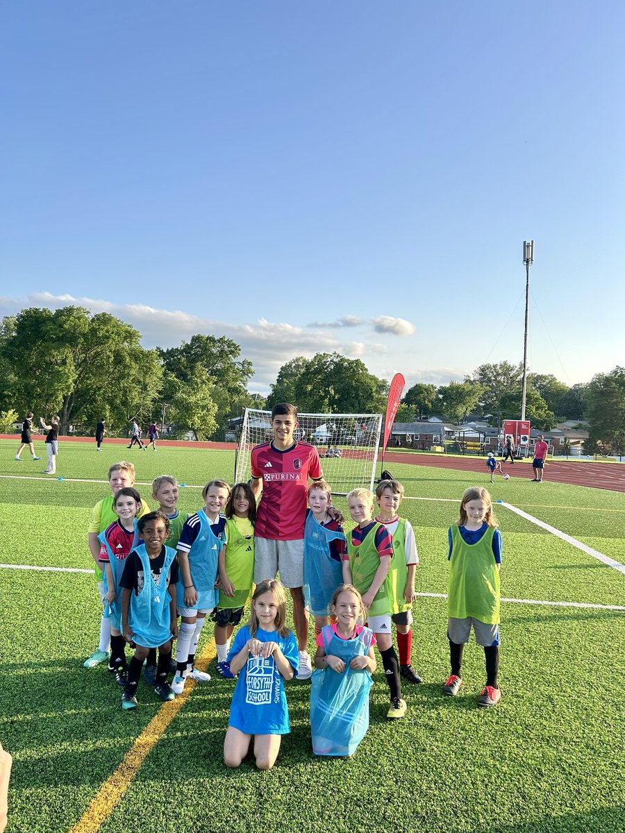 BaylessAD1's tweet image. 🚨🚨🚨

Last night, @stlCITYsc brought Anthony Markanich &amp;amp; Ben Lundt to our weekly Play On Training Session, hosted at Bayless Field. We’re grateful for our partnership &amp;amp; thankful for our facilities!

#BaylessALLIN
#BringTheStampede
#STLProud
#AllForCity

🟢🟡⚫️🐴⚽️🤜🤛⚽️⚜️🔵⚪️🔴