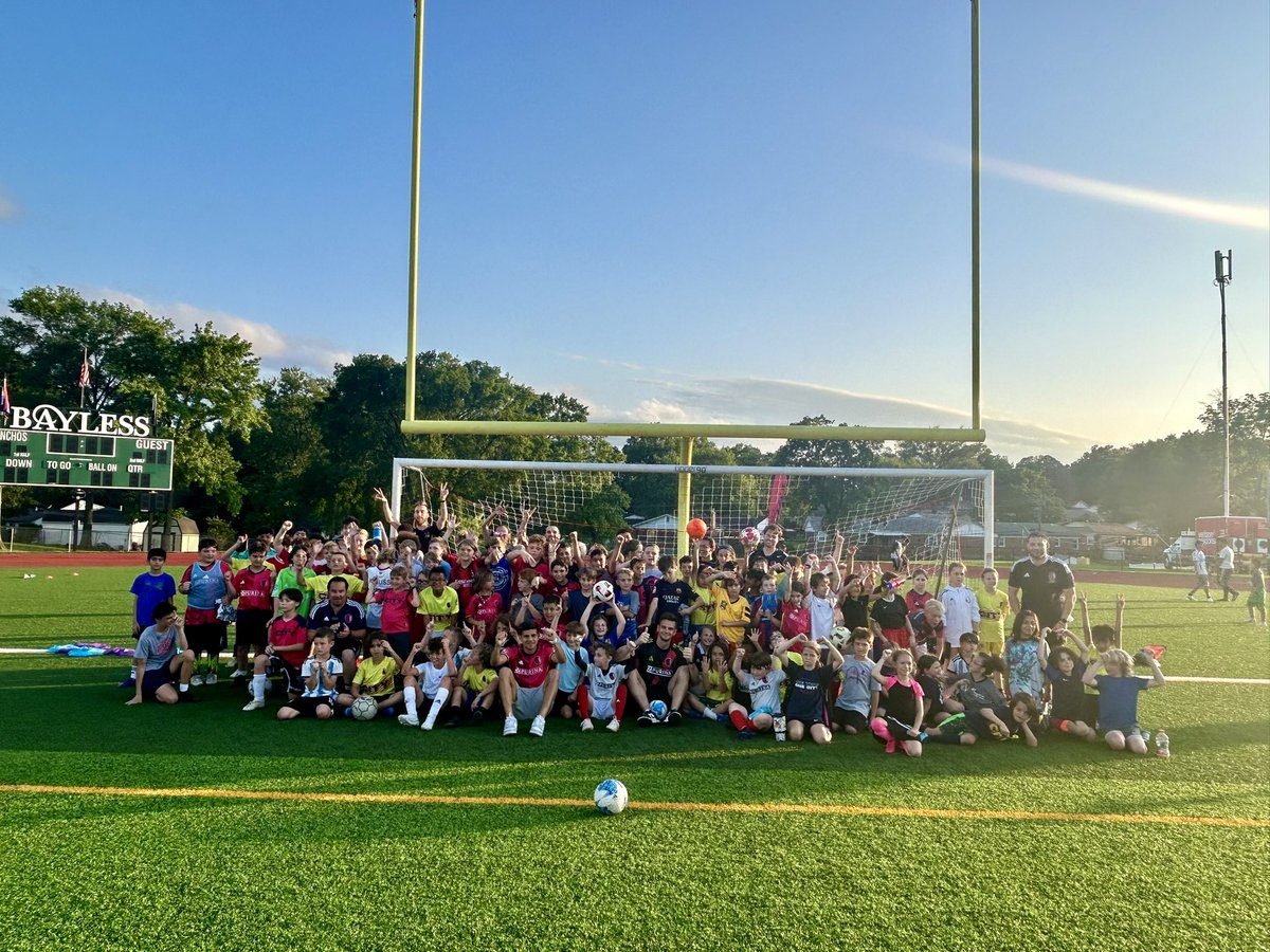 BaylessAD1's tweet image. 🚨🚨🚨

Last night, @stlCITYsc brought Anthony Markanich &amp;amp; Ben Lundt to our weekly Play On Training Session, hosted at Bayless Field. We’re grateful for our partnership &amp;amp; thankful for our facilities!

#BaylessALLIN
#BringTheStampede
#STLProud
#AllForCity

🟢🟡⚫️🐴⚽️🤜🤛⚽️⚜️🔵⚪️🔴