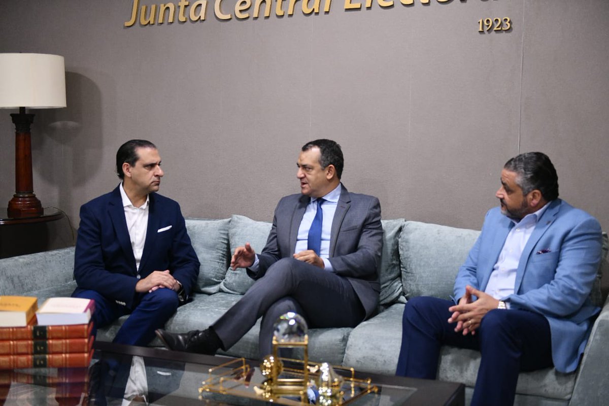 Junto al honorable Presidente de la JCE, Román Jáquez Liranzo, recibiendo la visita de Servio Tulio Castaños Guzmán, Vicepresidente Ejecutivo de Finjus, quien en esta ocasión felicita el éxito del pasado proceso electoral.