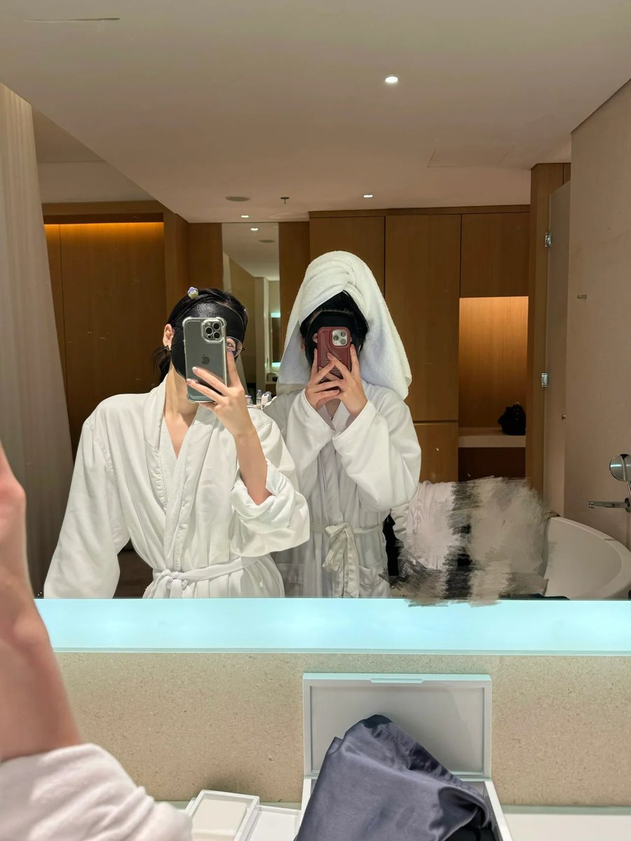 s_aayushman's tweet photo. I went to the spa with my friend💆‍♀️👸👸 https://t.co/0AWgppg2vU