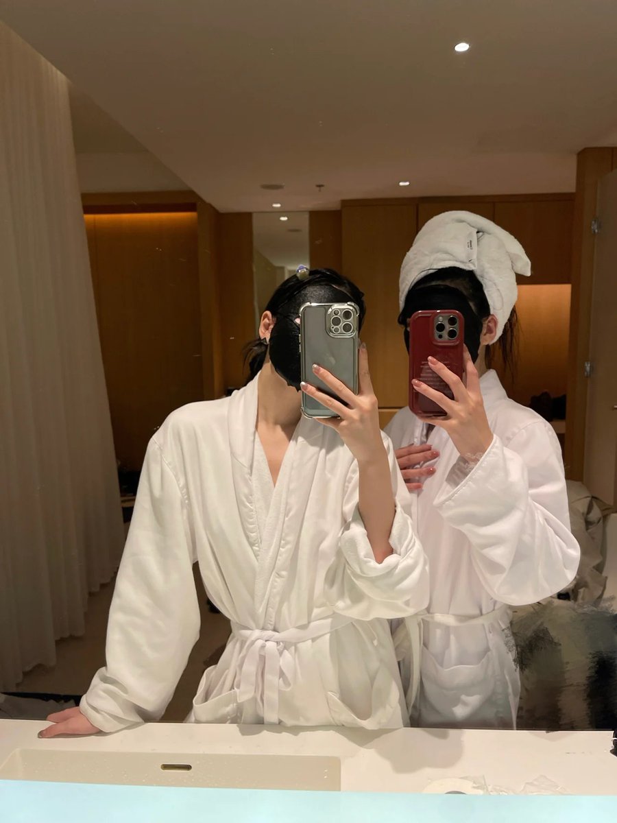 s_aayushman's tweet photo. I went to the spa with my friend💆‍♀️👸👸 https://t.co/0AWgppg2vU
