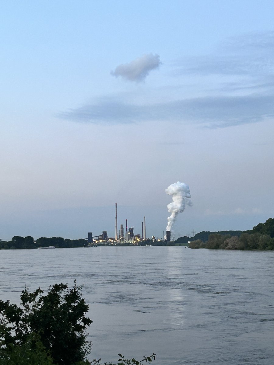 #Wetter am #Niederrhein: Am #Freitag anfangs im Norden noch aufgelockert, sonst überwiegend stark bewölkt. Am Vormittag von Südosten aufziehender, schauerartig verstärkter Regen, im Tagesverlauf teils gewittrig mit Starkregen. Lokal auch unwetterartige Mengen möglich. [21:55]