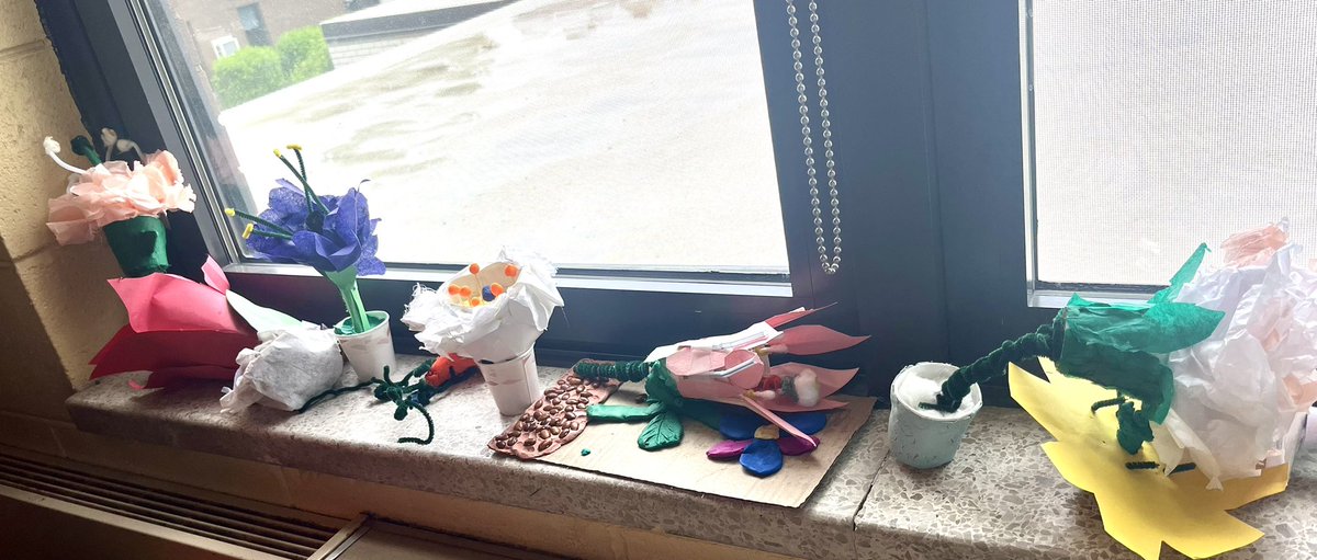 patcaprig's tweet photo. @WWMSEdison 
Students in Ms. Cameron 
&amp; Mrs. Capriglione’s
Science Classes designed &amp; researched the Perfect Petal Pollinators!  So much Fun &amp; Creativity shown by the students!!! https://t.co/U6FbcldeWL