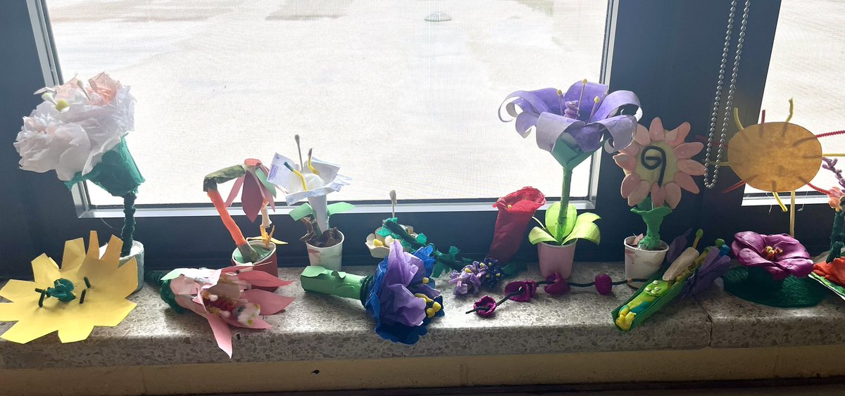 patcaprig's tweet photo. @WWMSEdison 
Students in Ms. Cameron 
&amp; Mrs. Capriglione’s
Science Classes designed &amp; researched the Perfect Petal Pollinators!  So much Fun &amp; Creativity shown by the students!!! https://t.co/U6FbcldeWL
