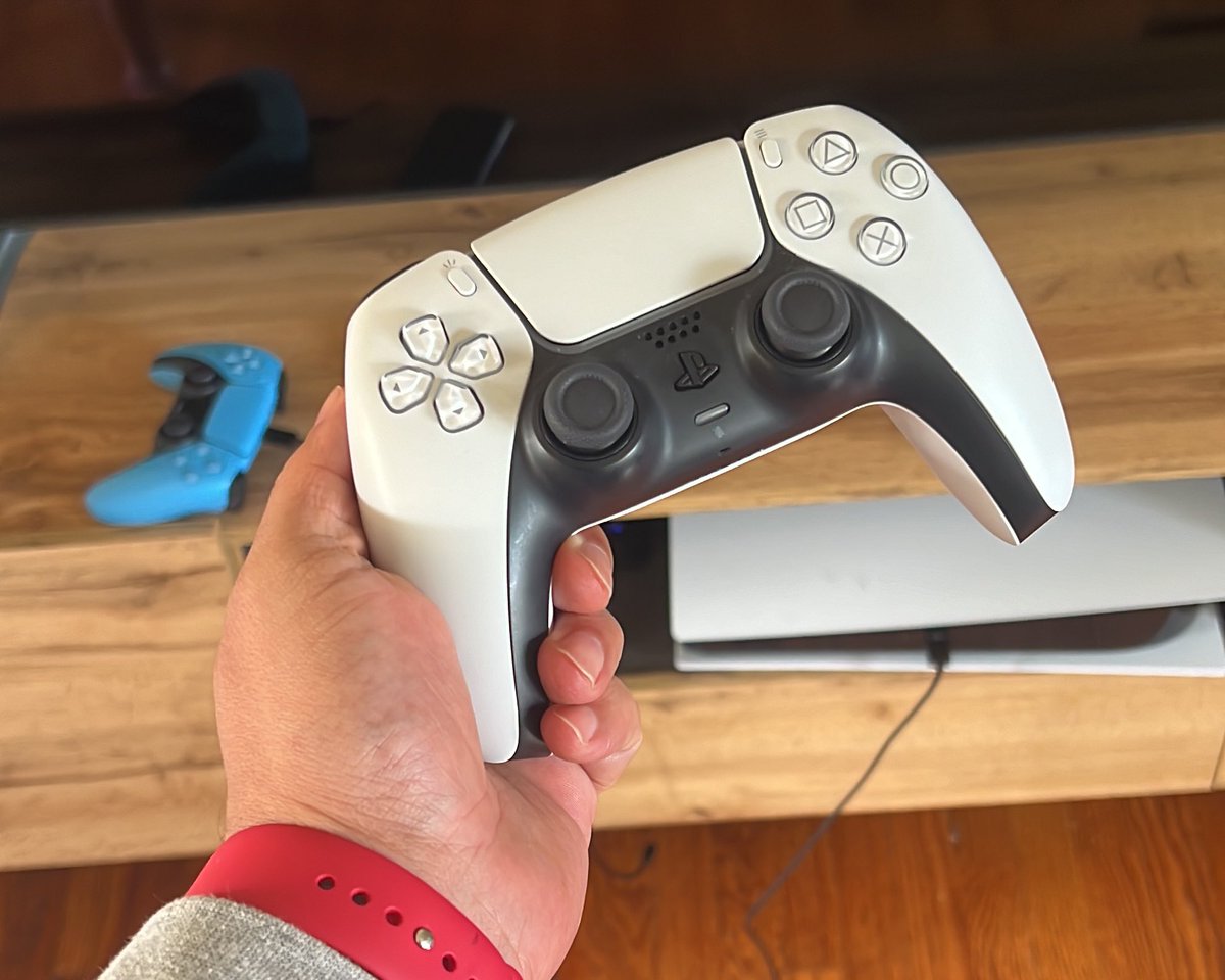 ErichGarciaCruz's tweet photo. Ayer fui a reparar el drift del ps5 controller.

Después de conversar con la muchacha sobre lo que le pasaba a mi “mando”…

Sale el técnico y me dice:

¿Cubano eh?

😱

Con asombro le digo: How did you know?

– Nadie le dice mando a eso excepto los cubanos. Soy de Granma.

🤝 https://t.co/oMhiHuCxsd