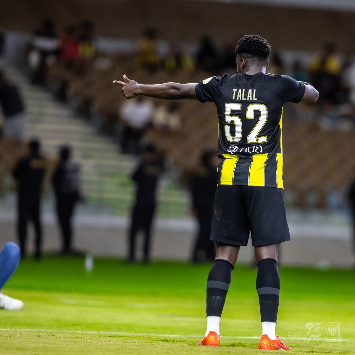 ittihad's tweet photo. 📸| البومبر طلال حاجي 💣 ⚽️
#ليلة_الوفاء 
#الاتحاد_ضمك https://t.co/f3GptdZgqA