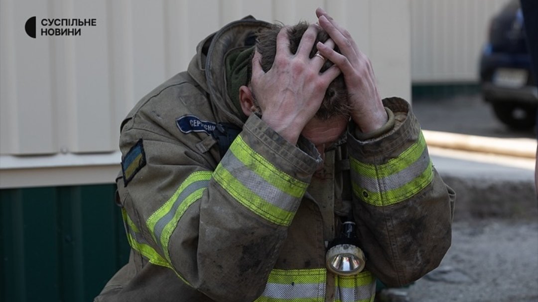 A thought for the rescuers who face the horror every day. 😞 Kharkiv today. Photo : Суспільне Новини/Олександр Магула