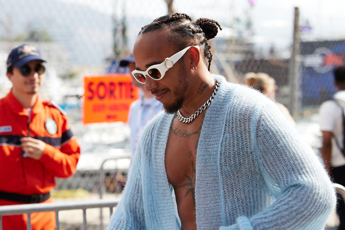 Como eu amo Fórmula 1! 🥵 🥵  Simplesmente @LewisHamilton dando um passeio em Monaco. Alguém também com crush nele?

#MTVCelebs #LewisHamilton