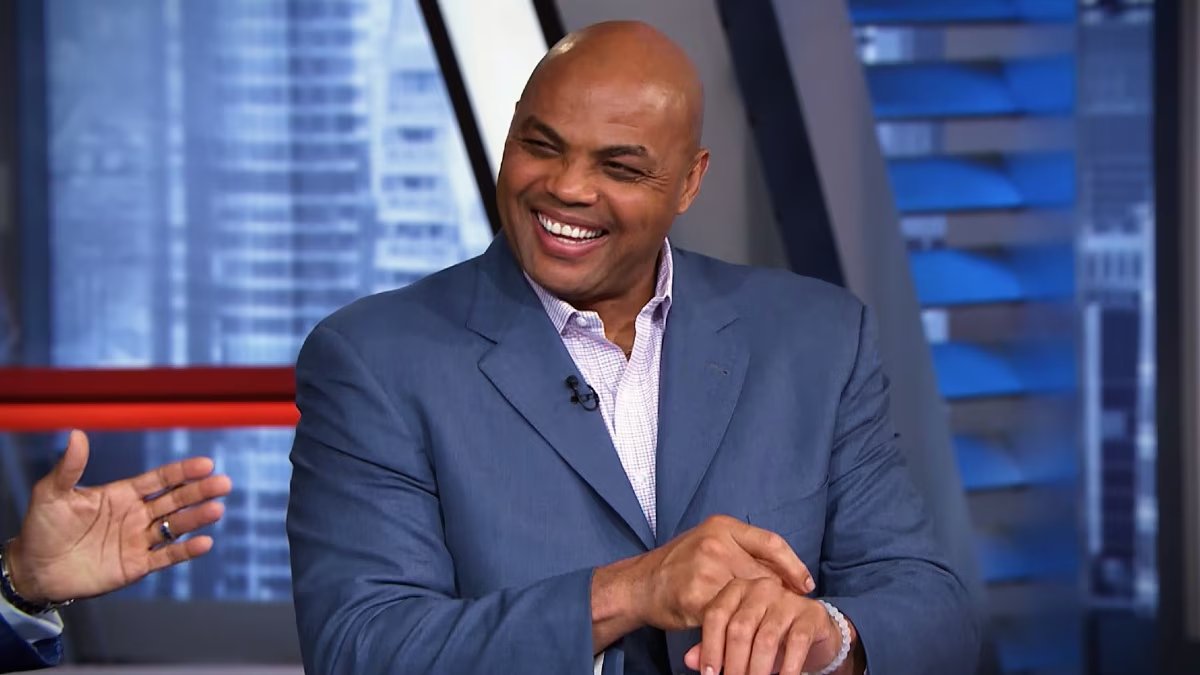 CultureCrave's tweet photo. Charles Barkley calls out 'clown' boss David Zaslav for potentially losing the NBA rights 

"[He] came out and said, 'We don't need the NBA' ... that probably pissed Adam [Silver] off ... but the people who work there ... we need it" 

(via @dpshow) https://t.co/eROQGlRS6G