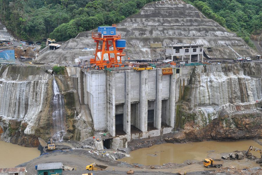 La hidroeléctrica #CocaCodoSinclair es la más grande del país, con una potencia instalada de 1.500 megavatios. Está ubicada en el límite fronterizo entre las provincias de #Napo y #Sucumbíos. Fue inaugurada en noviembre de 2016 y tuvo un costo de USD 2.300 millones. 5/9