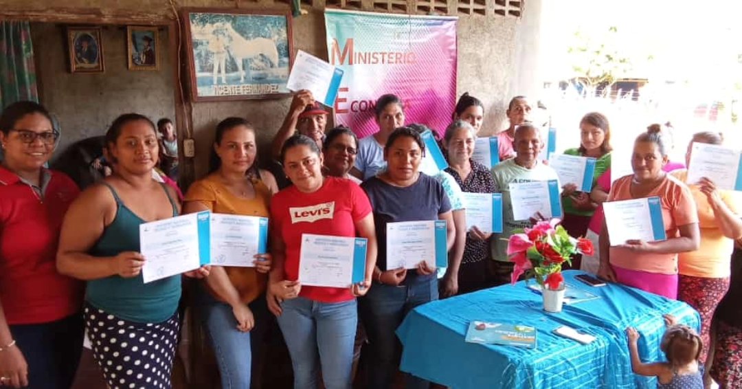 CtGral's tweet photo. #SoyTecNicaragua🇳🇮 Como parte de la Estrategia Industrializacion se realizó entrega de certificados a protagonistas que culminaron el  Curso de Elaboración de licores a base de frutas tropicales en Comunidad Jerusalén. https://t.co/BfRsBJvoav