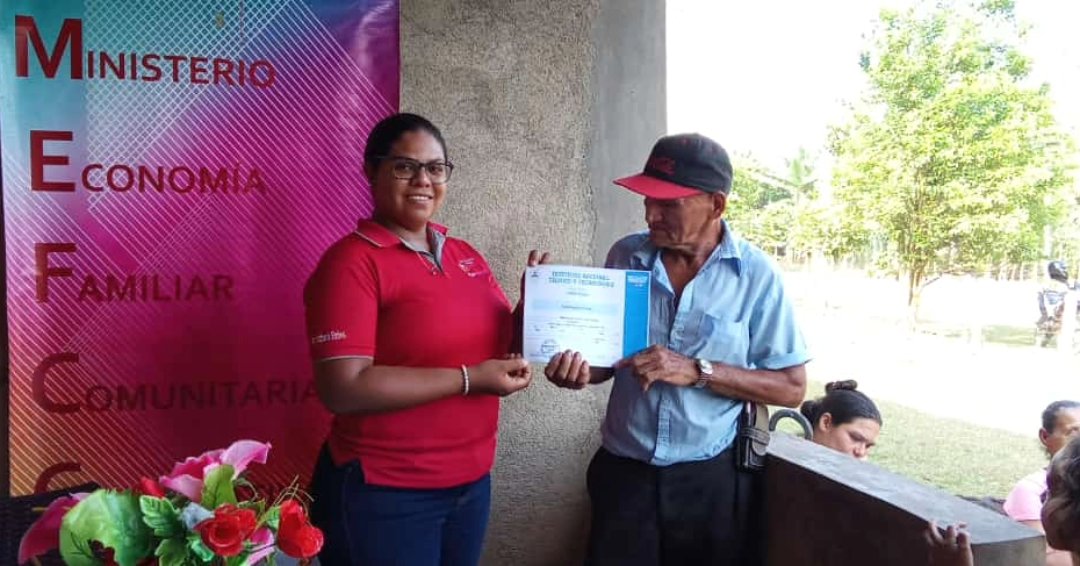 CtGral's tweet photo. #SoyTecNicaragua🇳🇮 Como parte de la Estrategia Industrializacion se realizó entrega de certificados a protagonistas que culminaron el  Curso de Elaboración de licores a base de frutas tropicales en Comunidad Jerusalén. https://t.co/BfRsBJvoav
