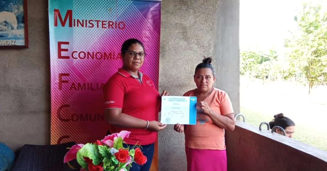 CtGral's tweet photo. #SoyTecNicaragua🇳🇮 Como parte de la Estrategia Industrializacion se realizó entrega de certificados a protagonistas que culminaron el  Curso de Elaboración de licores a base de frutas tropicales en Comunidad Jerusalén. https://t.co/BfRsBJvoav