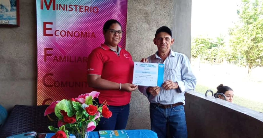 CtGral's tweet photo. #SoyTecNicaragua🇳🇮 Como parte de la Estrategia Industrializacion se realizó entrega de certificados a protagonistas que culminaron el  Curso de Elaboración de licores a base de frutas tropicales en Comunidad Jerusalén. https://t.co/BfRsBJvoav