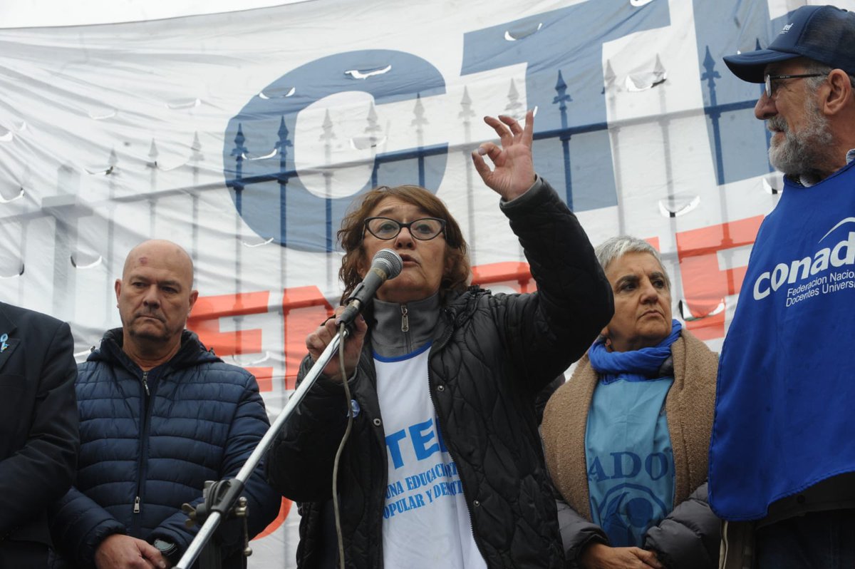 cteracta's tweet photo. PARO DOCENTE NACIONAL TOTAL EN TODOS LOS NIVELES DEL SISTEMA EDUCATIVO.
@soniaalesso1 “Hay algo que no nos van a poder quitar, la defensa de la Escuela Pública, de la Universidad Pública, de los derechos que cada unx de nosotrxs conquistamos en las calles"
https://t.co/Ppo2TPThoz https://t.co/UcaU4wL4hQ