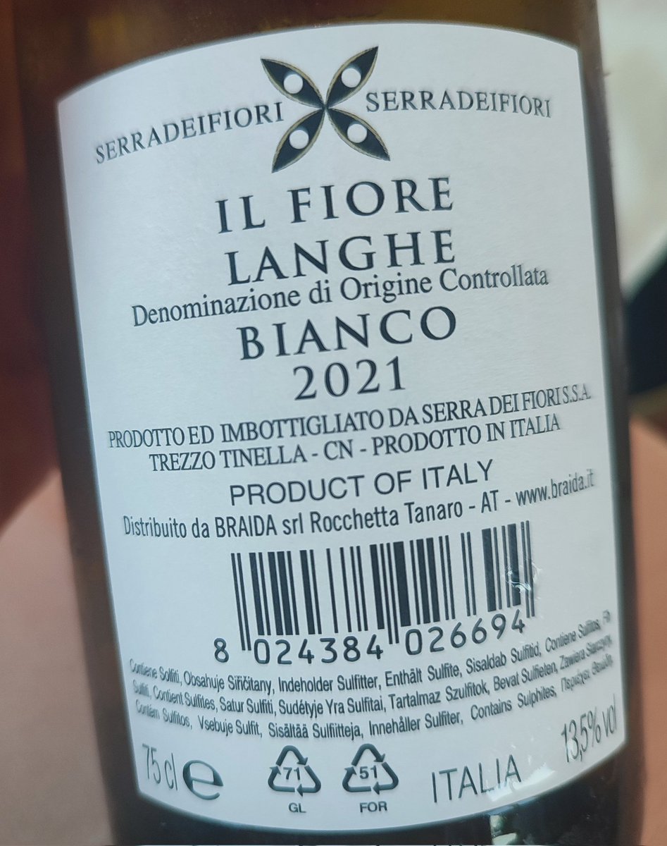 Every year when we come to Piemonte we make another wine discovery and this evening we discovered a Chardonnay/Nascetta 70/30 blend which just took our breath away. 'Il Fiore' from Braida Vini, everything you expect from this winery