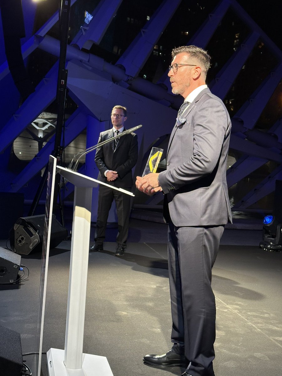 nocheteleco_vlc's tweet photo. ¡El premio a la Empresa Joven lo recibe Geomic y recoge Miguel Ángel Herrera! https://t.co/PgBjxhWYgZ